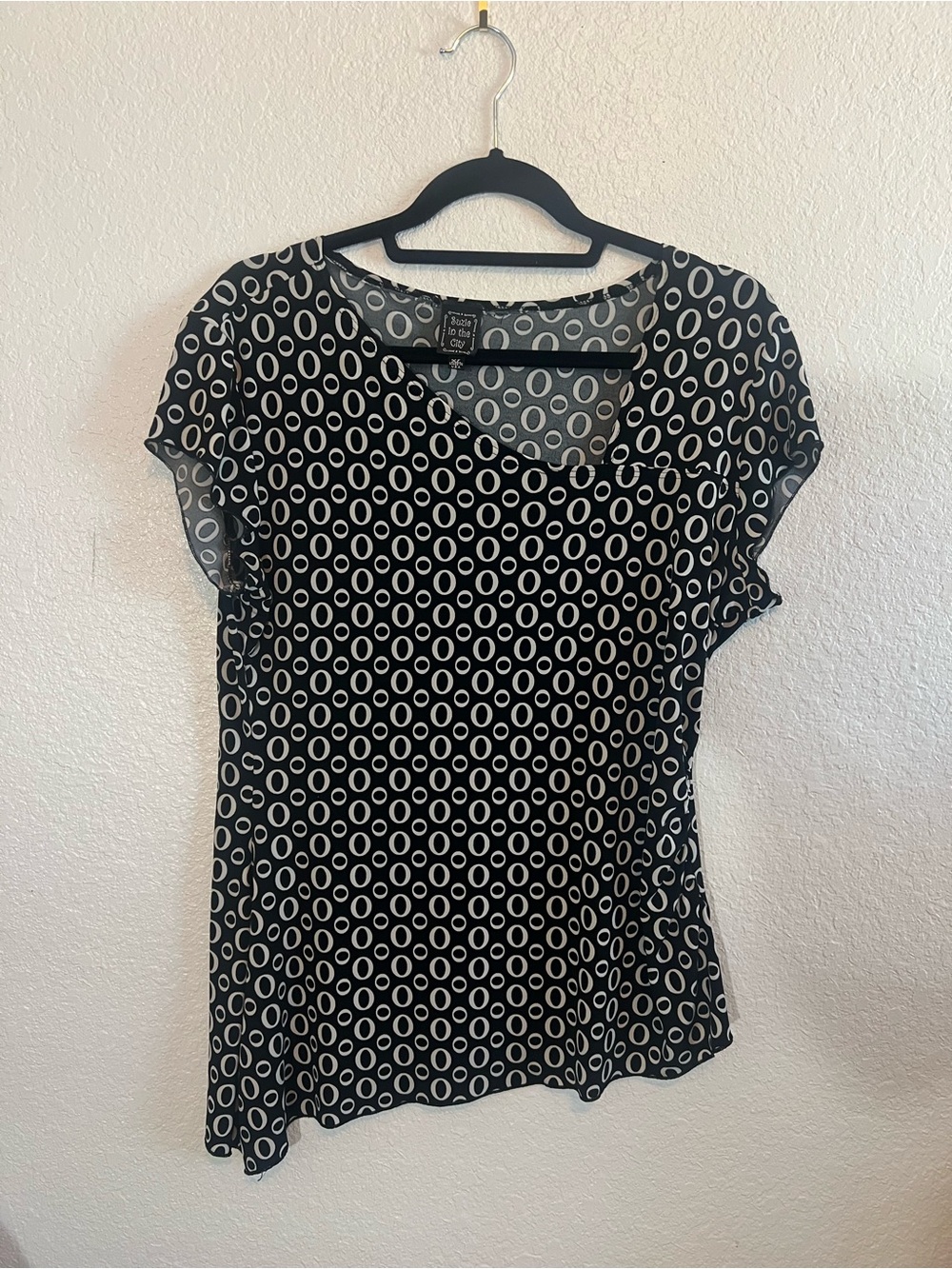 Suzie In The City Black & White Circular Print Short Sleeve Blouse